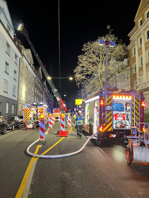 FW Pforzheim: Drei Verletzte bei Wohnungsbrand in Pforzheim