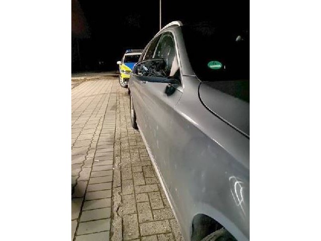 POL-ROW: ++ Mercedes durch Böller beschädigt - Polizei bittet um Hinweise ++ Fußgängerin beim Gassigehen angefahren ++ Fußgängerin beim Gassigehen angefahren ++