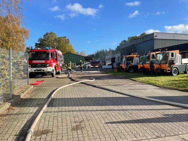 FW-ROW: Großfeuer beschäftigt Feuerwehren - Lagerhalle gerät in Brand