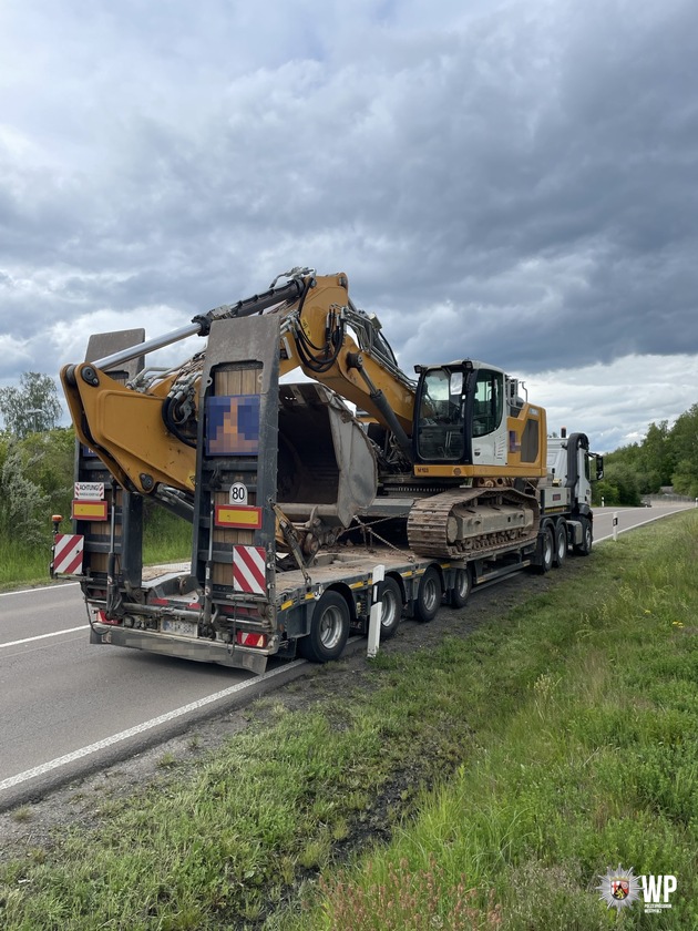 POL-PPWP: Lkw rammt Fußgängerbrücke - Bundesstraße gesperrt