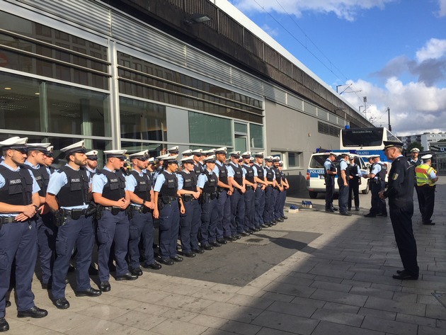 BPOL NRW: Erfolgreiche Prävention am Kölner Hauptbahnhof; Festnahme eines gesuchten Straftäters