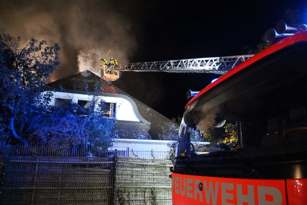 FW Menden: Feuerwehr rettet Bewohnerin aus brennendem Gebäude