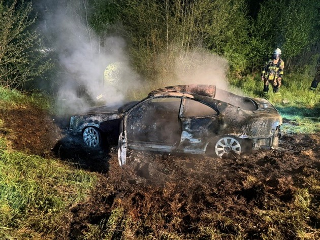 FW-PL: Ortsteil Köbbinghauser Hammer - PKW löst Flächenbrand aus