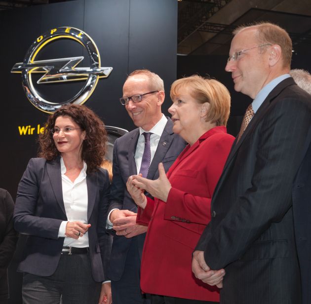Bundeskanzlerin Merkel beeindruckt vom Opel Monza Concept (BILD)