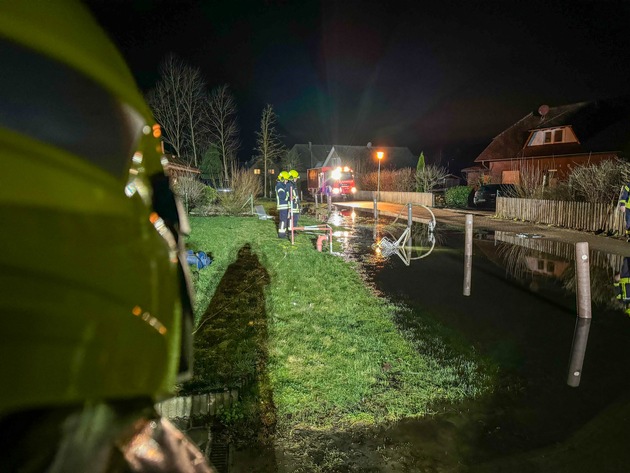 FW Flotwedel: Steigendes Oberflächenwasser erfordert erneut den Einsatz der Feuerwehren in der Samtgemeinde Flotwedel