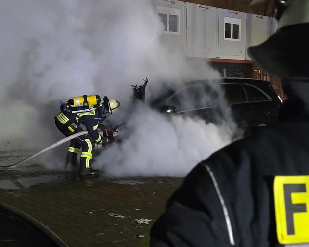 FW Celle: Zwei Pkws brennen in der Nacht