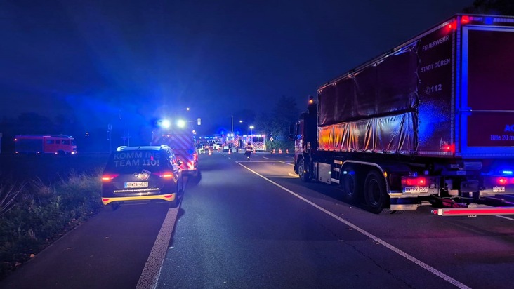 FW Düren: Verkehrsunfall auf der B264 bei Derichsweiler - eine Person eingeschlossen, drei Verletzte