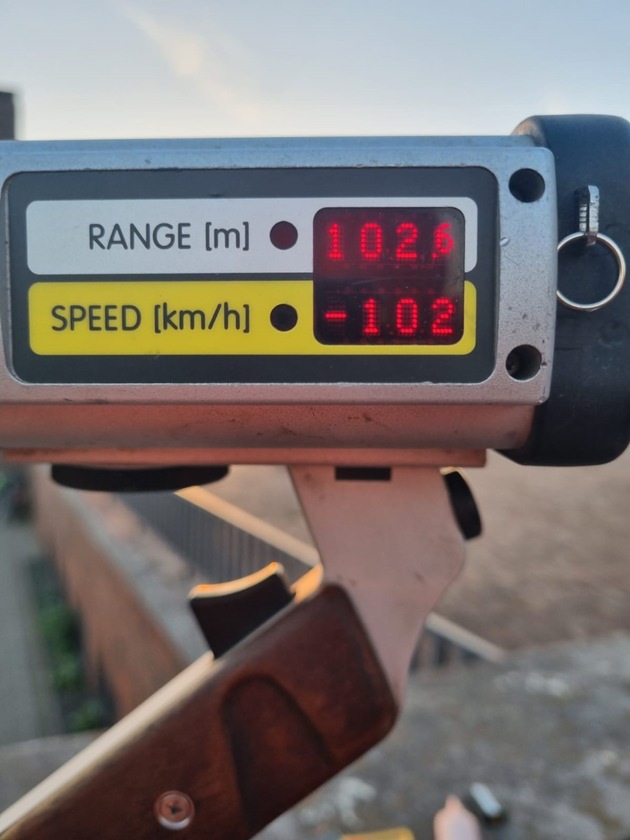 POL-D: Laserkontrollen auf der Oberkasseler Brücke - 40 Anzeigen in 2 ½ Stunden - Trauriger Rekord: 102 Stundenkilometer - Fotos