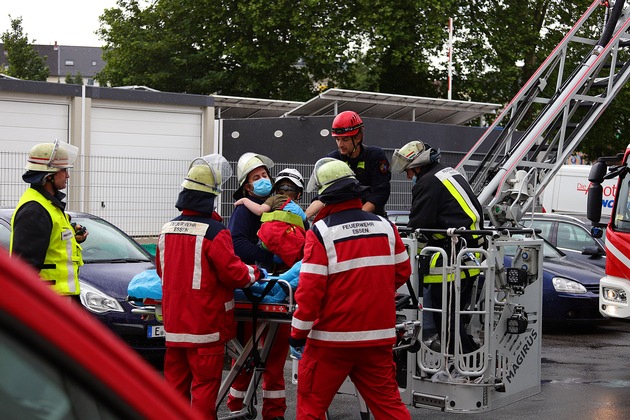 FW-E: Dramatische Rettungsaktion aus etwa 15 Metern Höhe, sechsjährigen Jungen vom Dach gerettet