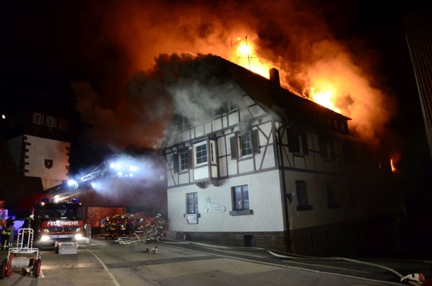 FW-CW: Ehemaliges Hotel im Stadtkern von Neubulach im Vollbrand