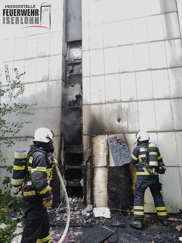 FW-MK: Brennender Sperrmüll beschädigt Hausfassade