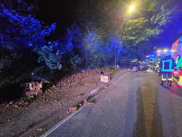 FW-EN: Alleinunfall durch PKW
