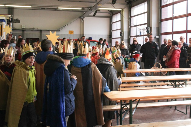 FW Mettmann: Sternsinger zu Besuch bei der Feuerwehr Mettmann