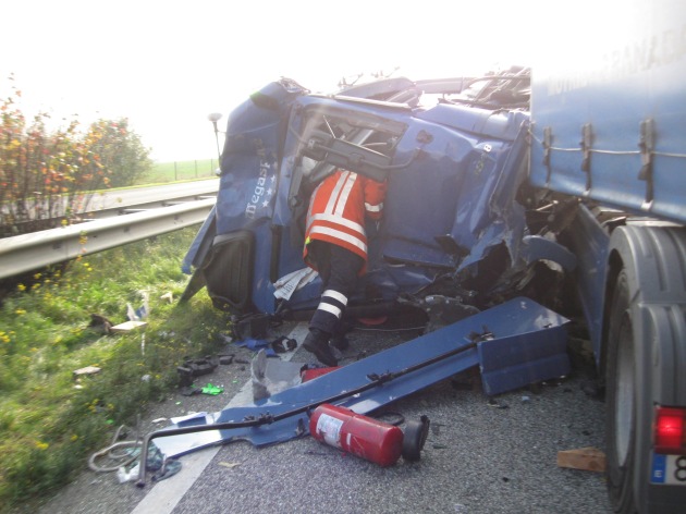 POL-WL: Lkw-Fahrer mit Schutzengel +++ Unfall mit hohem Sachschaden
