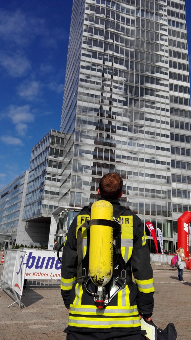 FW-KLE: Bedburg-Hau: Feuerwehrmann beim KölnTurm Treppenlauf / 
700 Stufen in voller Montur