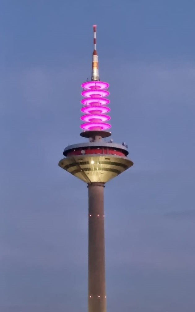 Europaturm leuchtet pink zum Weltmädchentag