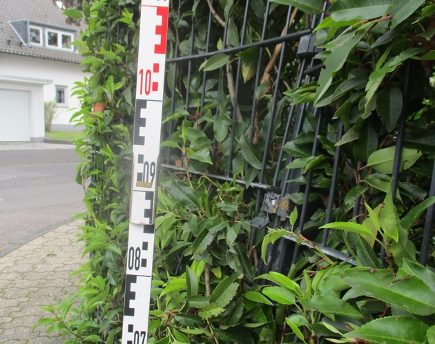 POL-RBK: Burscheid/Bergisch Gladbach - Gartenzäune beschädigt - Verursacher flüchten