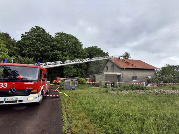 KFV-CW: Schwelbrand nach Blitzeinschlag / Hausbesitzer entdecken Gefahr im Obergeschoss/Feuerwehr öffnet Dachstuhl