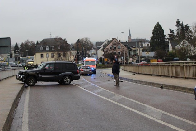 POL-PDTR: Verkehrsunfall mit zwei Leichtverletzten auf der Moselbrücke bei Schweich