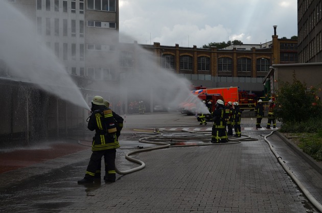 FW-Stolberg: Gesamtwehrübung der Feuerwehr Stolberg auf dem Betriebsgelände der DALLI-Werke GmbH &amp; Co. KG