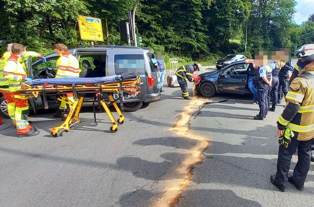 FW-EN: Verkehrsunfall mit Personenschaden - Notfalltüröffnung - Mauersegler gerettet