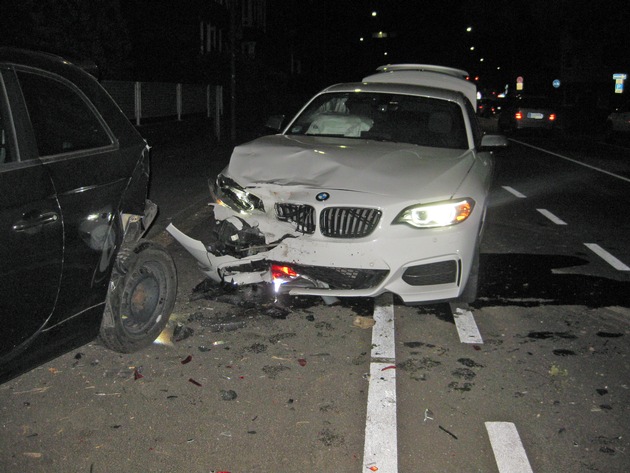 POL-ME: Polizei stellt flüchtigen 26-Jährigen, welcher zuvor drei Autos und ein Verkehrszeichen beschädigte - Ratingen - 2005111