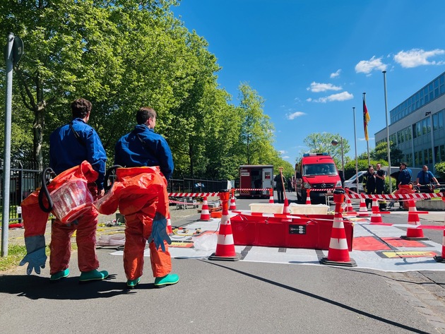FW-BN: Verdächtige Briefsendung in Poststelle - Großeinsatz der Feuerwehr im Stadtteil Hochkreuz.