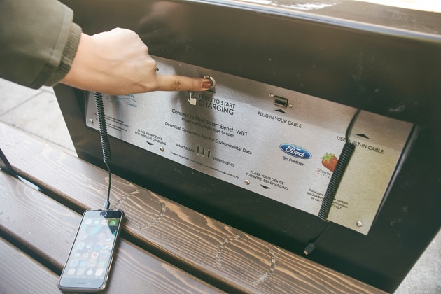 Smarte Parkbänke von Ford mit Lademöglichkeit und Wi-Fi (FOTO)