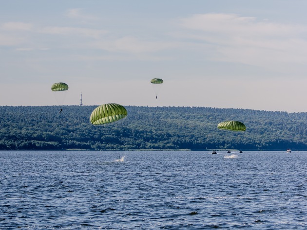 Wasserlandung - Soldaten springen mit Fallschirmen in den Schwielowsee