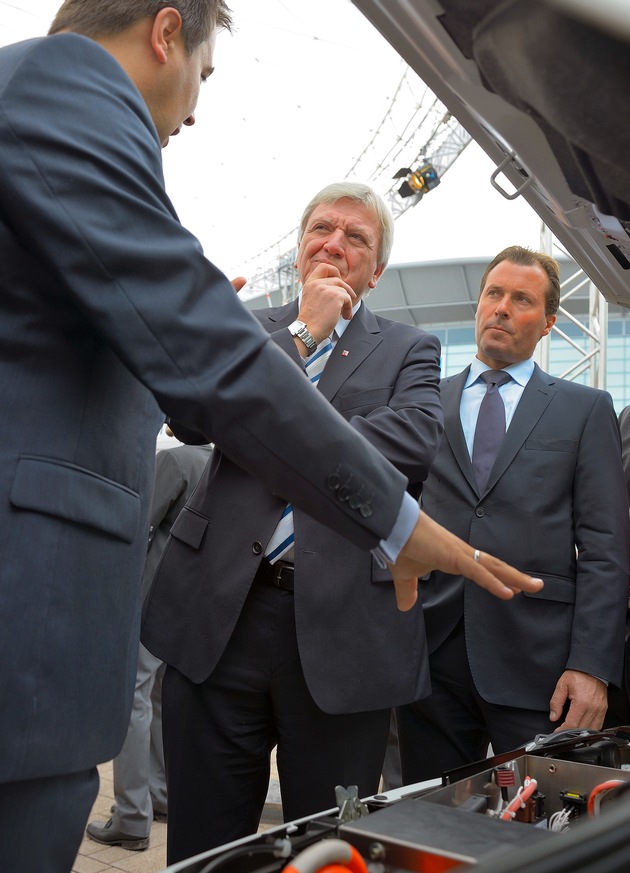 Elektro-Power - aus dem Gabelstapler für die Straße / Linde Material Handling beeindruckt Ministerpräsident Bouffier mit bezahlbaren Elektroantrieben (BILD)