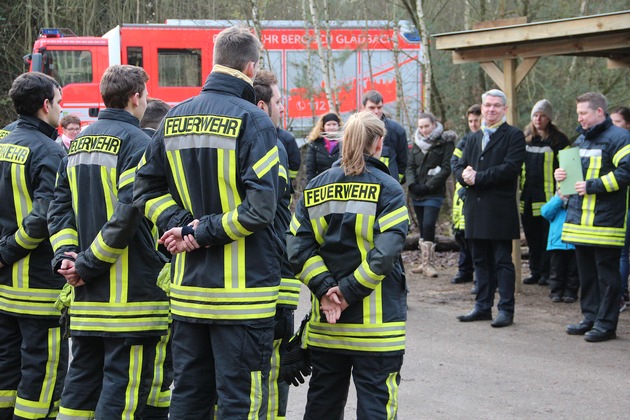 FW-GL: Grundausbildungslehrgänge 2017 der Feuerwehr Bergisch Gladbach endeten mit Prüfung - 13 neue Feuerwehrfrauen und -männer für Bergisch Gladbach