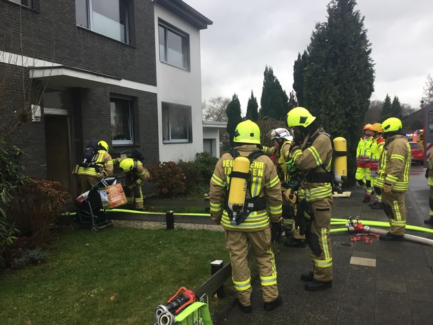FW Ratingen: Brand in Mehrfamilienhaus - vier Personen gerettet