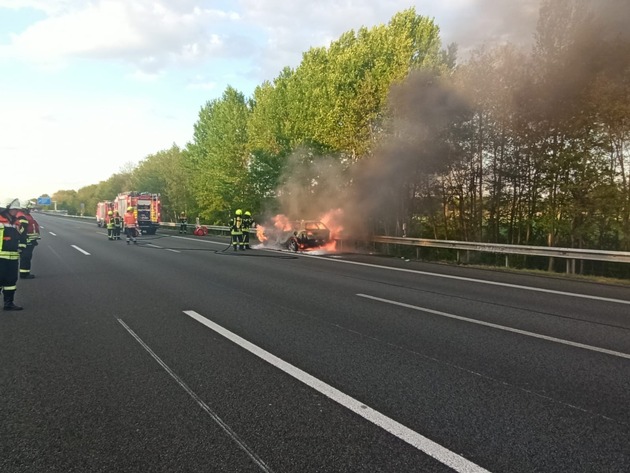 POL-ROW: PKW brennt auf der A1 aus - Anschließender Verkehrsunfall im Stau aufgrund der Vollsperrung