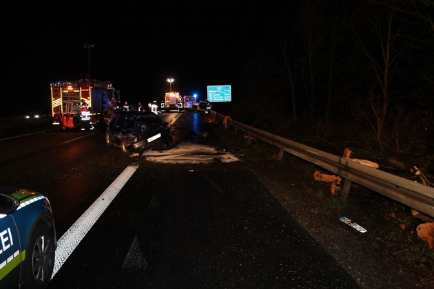 POL-D: Willich - A 44 - Reifenpanne wird alkoholisiertem Audi-Fahrer zum Verhängnis - Drei Schwerverletzte