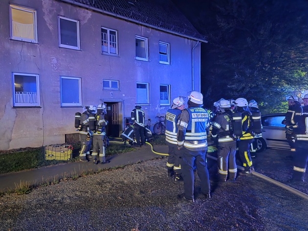 FW-AR: Zimmerbrand in Hammerweide - Zwei Verletzte bei nächtlichem Feuerwehreinsatz