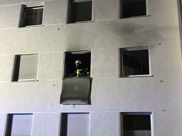 FW-RE: Zimmerbrand am Abend im 1. OG - keine Verletzten