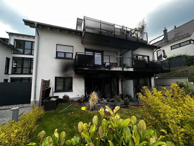 FW-GL: Feuer zerstört Wohnung in Mehrfamilienhaus im Stadtteil Moitzfeld von Bergisch Gladbach