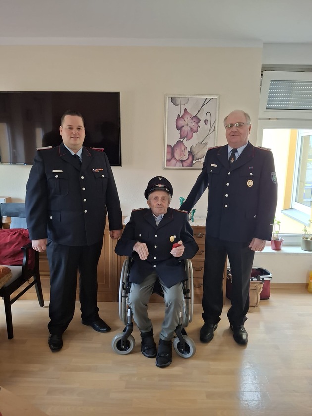 FW-ROW: Eine außergewöhnliche Ehrung - Christoph Bardenhagen seit 80 Jahren Mitglied der Feuerwehr