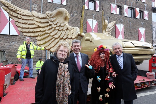 Herausgeputztes Flügelauto verlässt Ford: Der &quot;Goldene Vogel&quot; thront wieder auf dem Kölnischen Stadtmuseum (BILD)