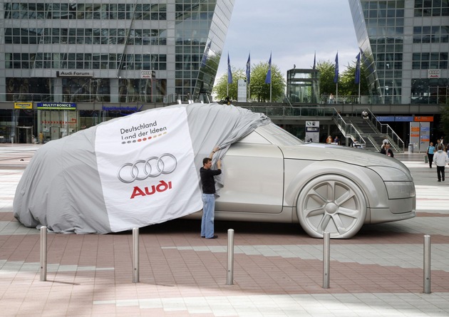 Landung mit Tieflader und Kran: Audi TT-Skulptur &quot;parkt&quot; am Münchner Flughafen