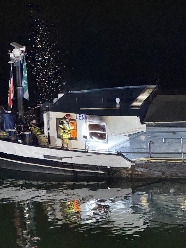 FW Voerde: Schiffsbrand auf dem Wesel-Datteln-Kanal
