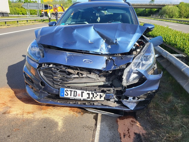 POL-STD: Unbekannte dringen in Wischhafener Wohnhaus ein und richten hohen Schaden an, Toyota Corolla und Toyota SUV in Buxtehude entwendet, Unfall auf der Autobahn 26 - ein Autofahrer leicht verletzt