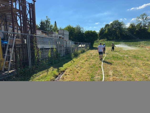FW Stockach: Flächenbrand an Lagerfläche