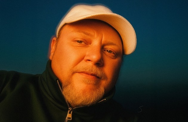 Audio-To-Go Publishing Ltd.: 25 Jahre nach "Age of Darkness": Damien Cain kehrt mit internationalem Album "Standarte" zur&uuml;ck