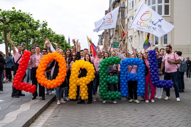L&apos;Oréal bekräftigt Engagement für Gleichberechtigung und gegen Diskriminierung: Starke Präsenz auf den Pride Paraden