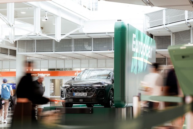 Definitiv kein Handgepäck: Europcar überrascht Münchner Fluggäste mit Riesenkoffer