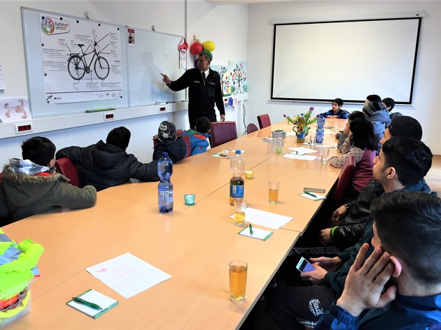 POL-WHV: Sicheres Verhalten im Straßenverkehr lernen - zweiter Fahrradkurs der Wilhelmshavener Kinderhilfe unter Beteiligung der Polizeiinspektion Wilhelmshaven/Friesland
