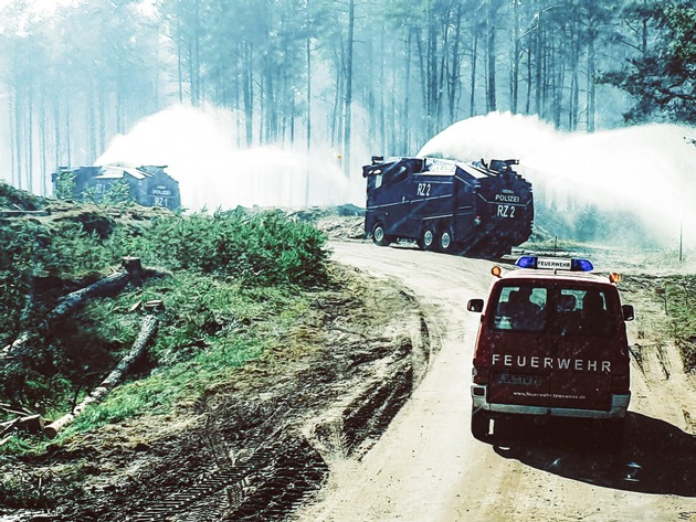 BPOLD BP: Bundesbereitschaftspolizei leistet Katastrophenhilfe und unterstützt mit Wasserwerfern bei der Waldbrandbekämpfung in Lübtheen