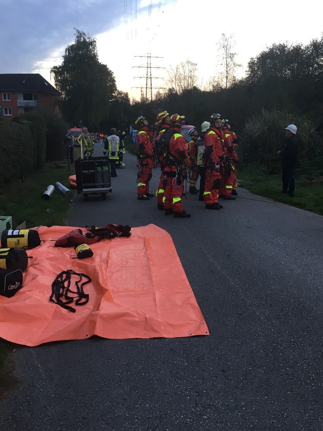FW-E: Höhenrettereinsatz der Feuerwehr Essen bei Unfall mit Heißluftballon in Bottrop