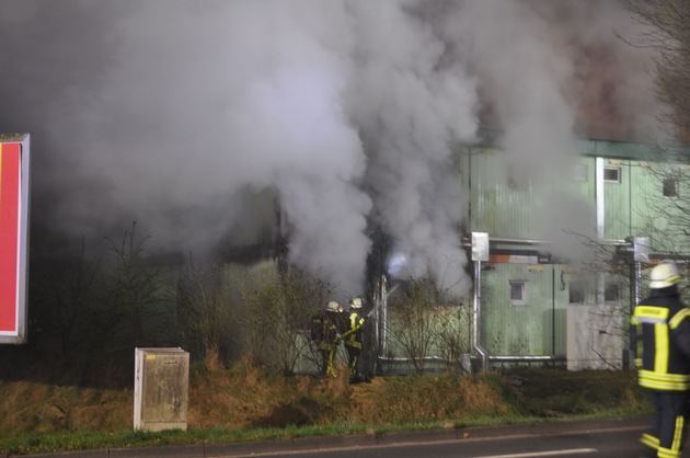 POL-STD: Teile einer Containerunterkunft für Flüchtlinge in Buxtehude ausgebrannt